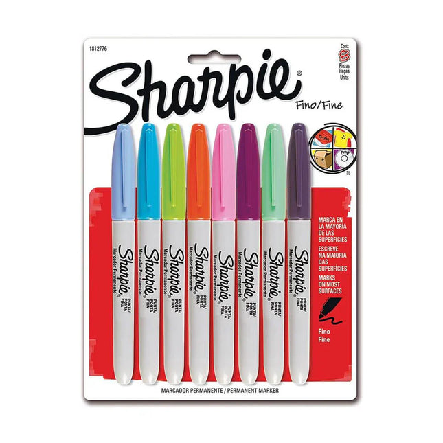 Ocho marcadores Sharpie Pastel de punta fina alineados en estuche, con cuerpos grises y tapas en suaves tonos pastel.