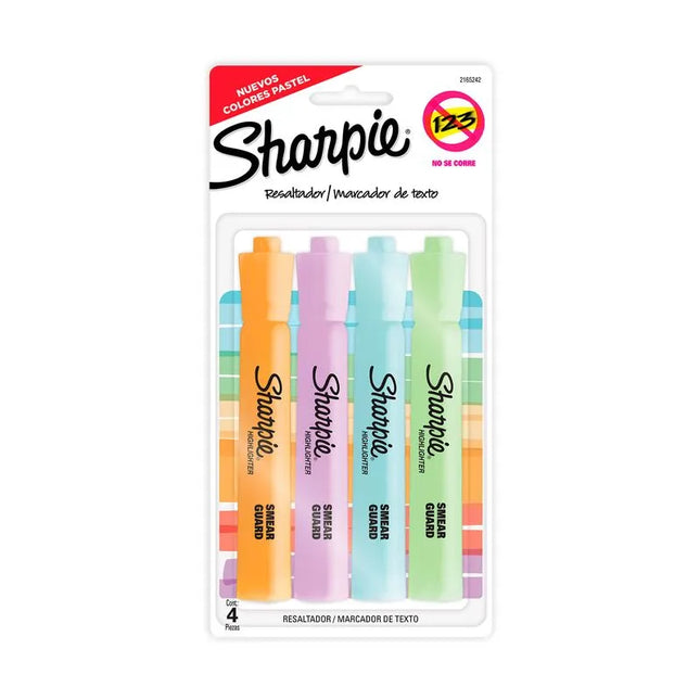 Cuatro resaltadores Sharpie Tank Pastel con cuerpo ancho y punta biselada, en tonos amarillo, naranja, violeta y celeste sobre fondo blanco.