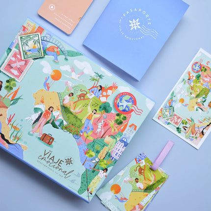 elementos Caja Kit Mi Viaje Emocional Amuratta con itinerario, tarjetas, pasaporte y postal ilustrada para gestionar emociones.