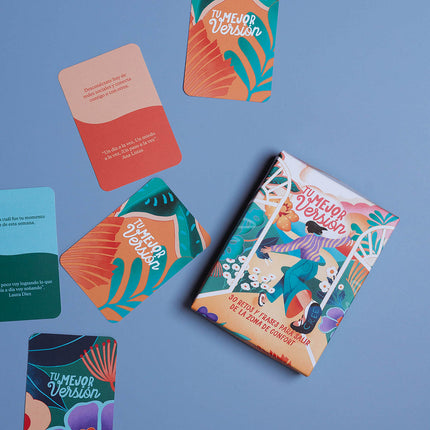 Caja de kit Amuratta con 30 tarjetas ilustradas de retos y frases inspiradoras.