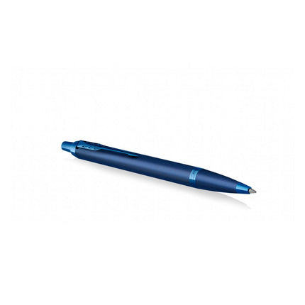 Bolígrafo Parker IM monocromático azul con acabado mate elegante y diseño contemporáneo.