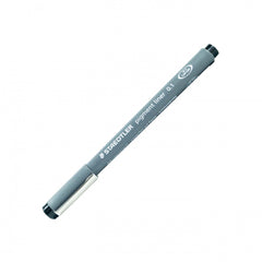 Rapidógrafo Staedtler negro 0.1 mm con punta metálica fina, cuerpo gris y capuchón, sobre papel de dibujo técnico.

