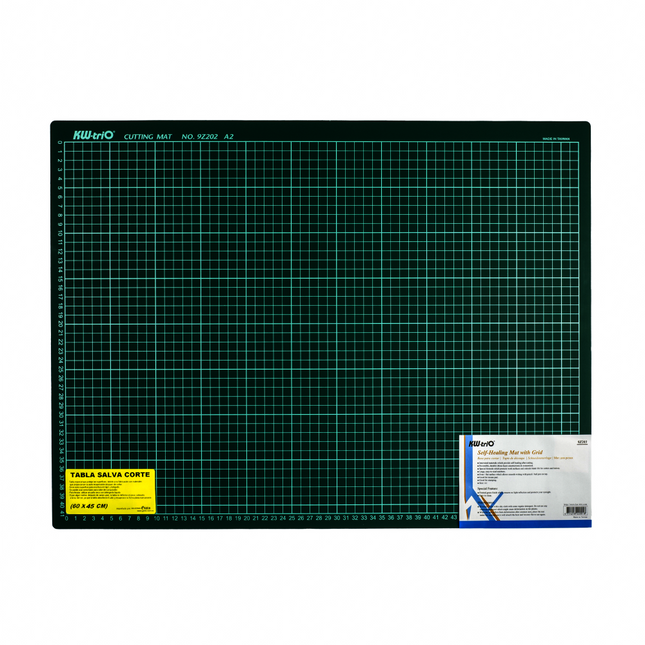 Tabla salvacorte Kw-Trio verde tamaño A2 con cuadrícula centimétrica, superficie autorregenerativa y diseño en capas, ideal como base de corte para manualidades.