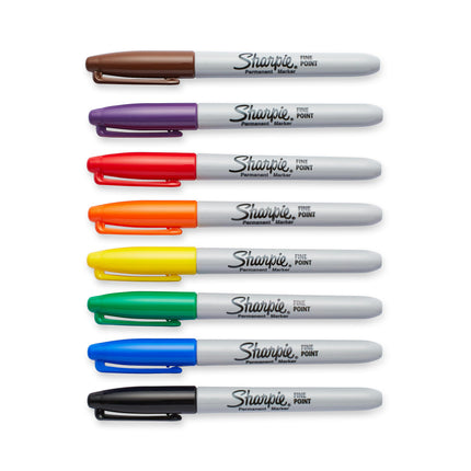 Ocho marcadores Sharpie de punta fina con barril gris y tapas de colores variados, alineados sobre fondo blanco.

