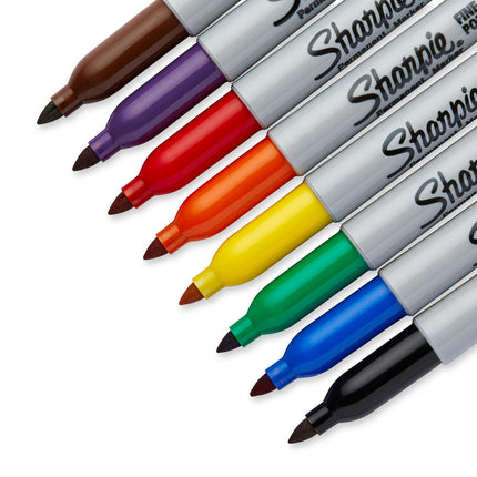Ocho marcadores Sharpie de punta fina con barril gris y tapas de colores variados, alineados sobre fondo blanco.

