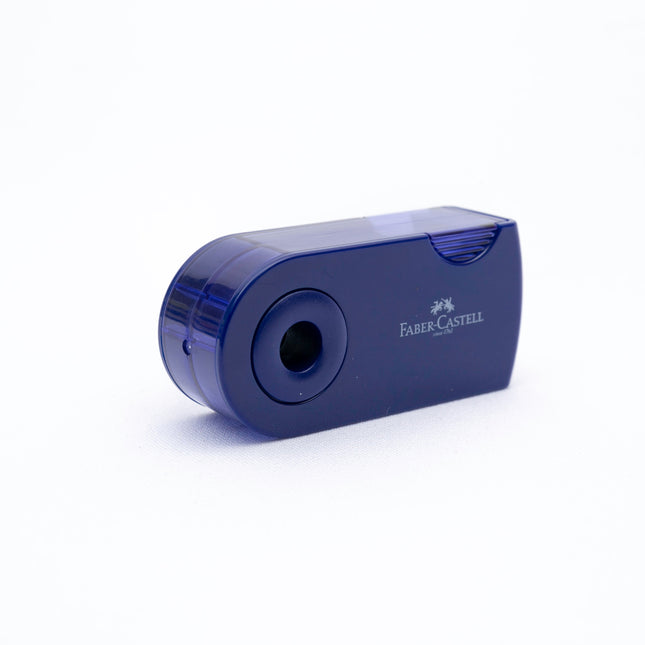 Sacapuntas Faber-Castell Sleeve color azul con depósito retráctil para virutas, tamaño compacto y forma ergonómica.
