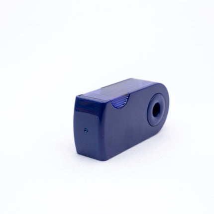 Sacapuntas Faber-Castell Sleeve color azul con depósito retráctil para virutas, tamaño compacto y forma ergonómica.