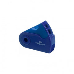 Sacapuntas Faber-Castell Sleeve color azul con depósito retráctil para virutas, tamaño compacto y forma ergonómica.