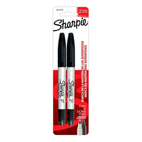 Dos marcadores Sharpie negros con doble punta (fina y ultra fina), barril gris y tapas negras en ambos extremos.


