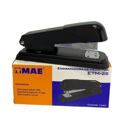 Engrapadora MAE EPM‑20M negra de plástico con carga de media tira de grapas, diseño liviano y formato ideal para uso escolar u oficina.
