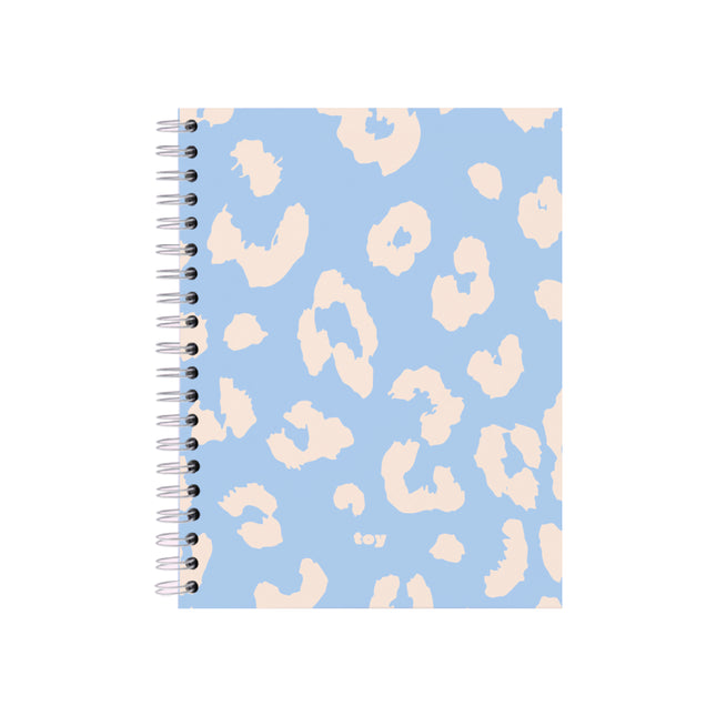 Cuaderno argollado grande Toy Animal Print Azul Claro, tapa con estampado de manchas azules, 80 hojas rayadas, bolsillo interior y stickers visibles.
