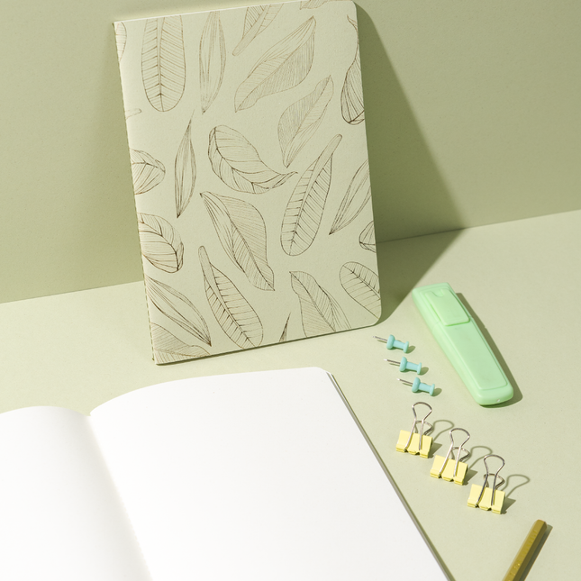 Libreta Econotas Alpen 15×21 cm verde con estampado de hojas en foil dorado y 32 hojas ecológicas cosidas en hilo.