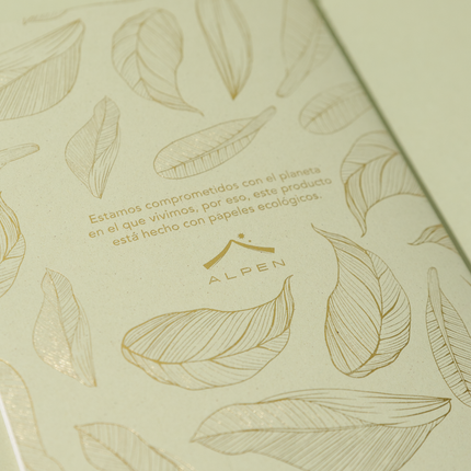 Detalle posterior Libreta Econotas Alpen 15×21 cm verde con estampado de hojas en foil dorado y 32 hojas ecológicas cosidas en hilo.