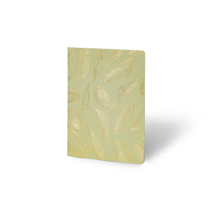 Portada Libreta Econotas Alpen 15×21 cm verde con estampado de hojas en foil dorado y 32 hojas ecológicas cosidas en hilo.