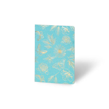 Portada Libreta Econotas Alpen 15×21 cm azul con estampado de flores y mariposas en foil dorado y 32 hojas ecológicas cosidas en hilo.