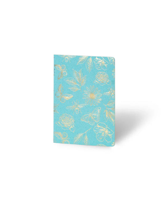 Portada Libreta Econotas Alpen 15×21 cm azul con estampado de flores y mariposas en foil dorado y 32 hojas ecológicas cosidas en hilo.