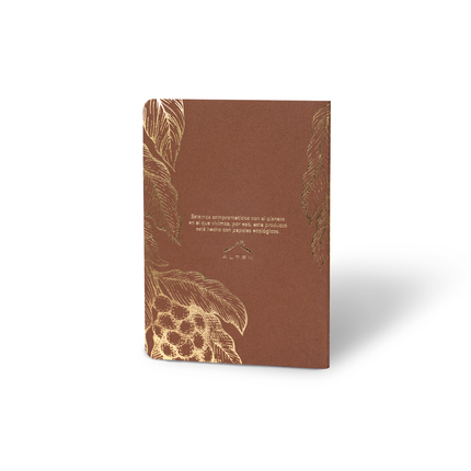 Contraportada Libreta Econotas Alpen 15×21 cm color café con ilustraciones de ramas en foil cobre y 32 hojas ecológicas cosidas en hilo.