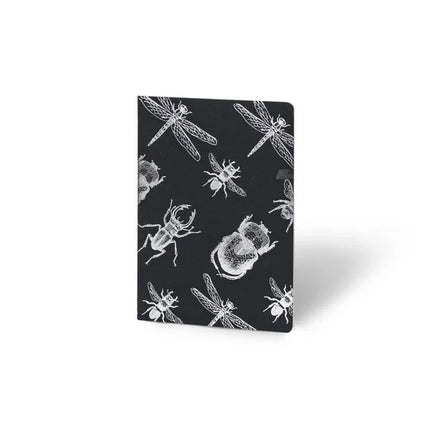 Portada Libreta Econotas Alpen 15×21 cm color negro con ilustraciones de insectos en foil plateado y 32 hojas ecológicas cosidas en hilo.