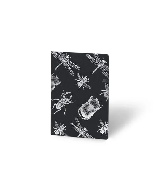Portada Libreta Econotas Alpen 15×21 cm color negro con ilustraciones de insectos en foil plateado y 32 hojas ecológicas cosidas en hilo.