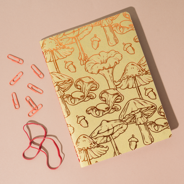 Libreta Econotas Alpen 15×21 cm color oliva, portada con estampado en foil cobre, 32 hojas ecológicas cosidas en hilo.