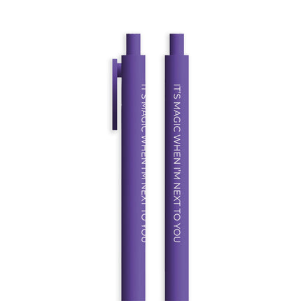 Detalle Lapicero Toy Magic Pen Violet en color morado con frase inspiradora e tinta violeta para escribir.